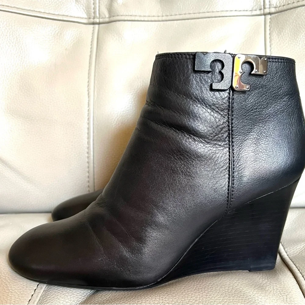 Tory Burch Black Leather Lowell Wedge Ankle Boots Sz 8.5 Classic Chic Minimalist